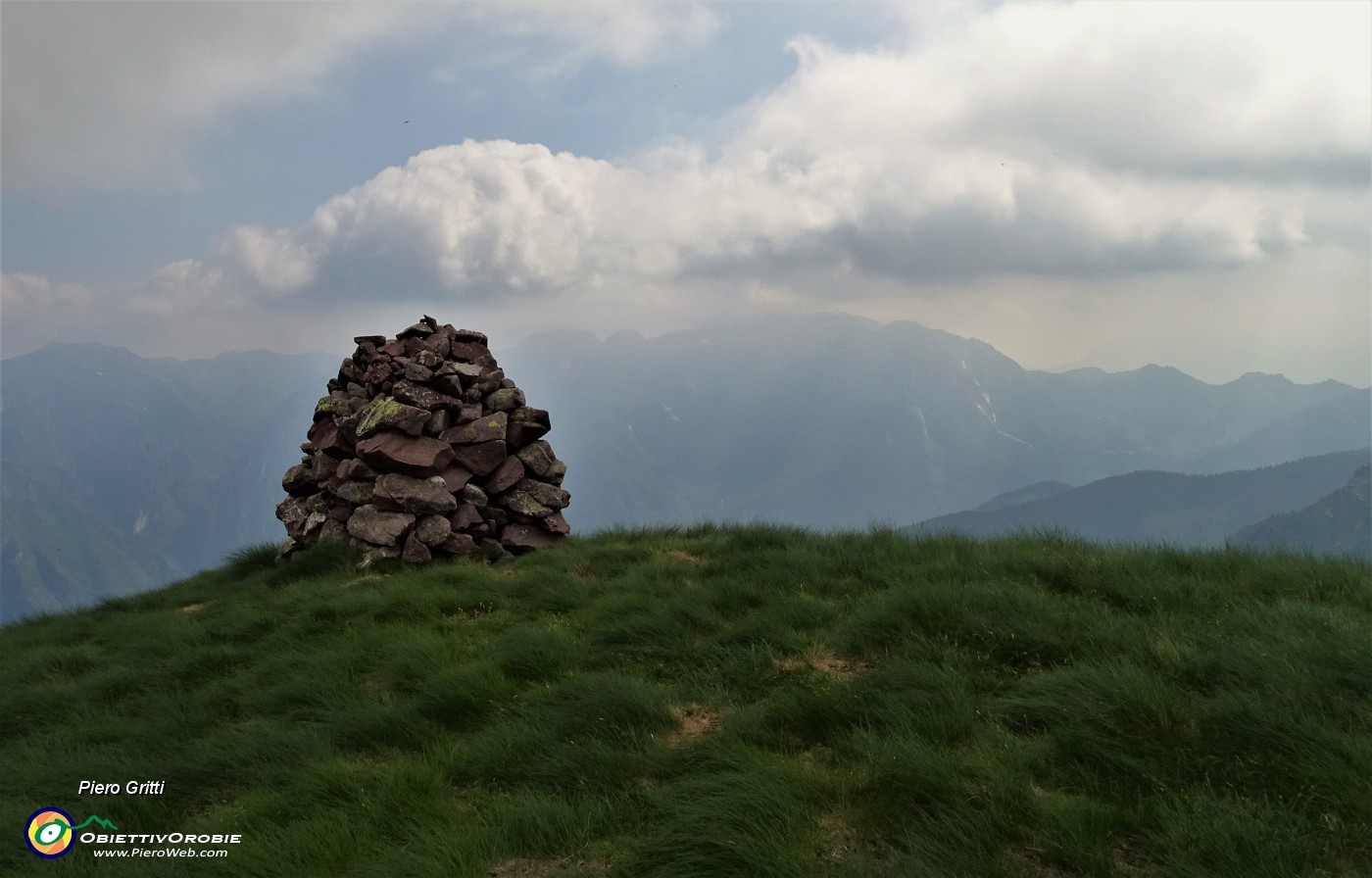 80 L'omone di sassi sulla cima del Monte Avaro (2080 m).JPG